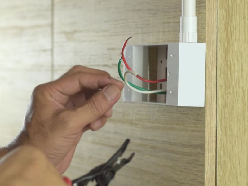 Povezuje kablove, distribuira struju i omogućava sigurnu, organizovanu električnu instalaciju.