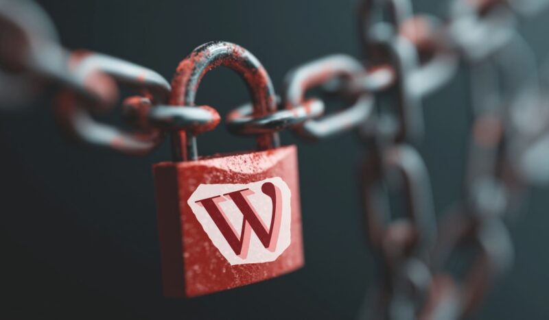 Crveni katanac sa WordPress oznakom na lancu