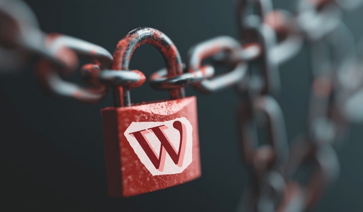 Crveni katanac sa WordPress oznakom na lancu