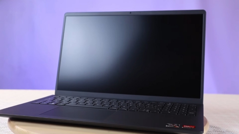 Dell Vostro 15 3525 laptop na stolu