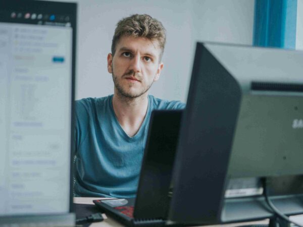 Programer radi na izradi web sajta na računaru