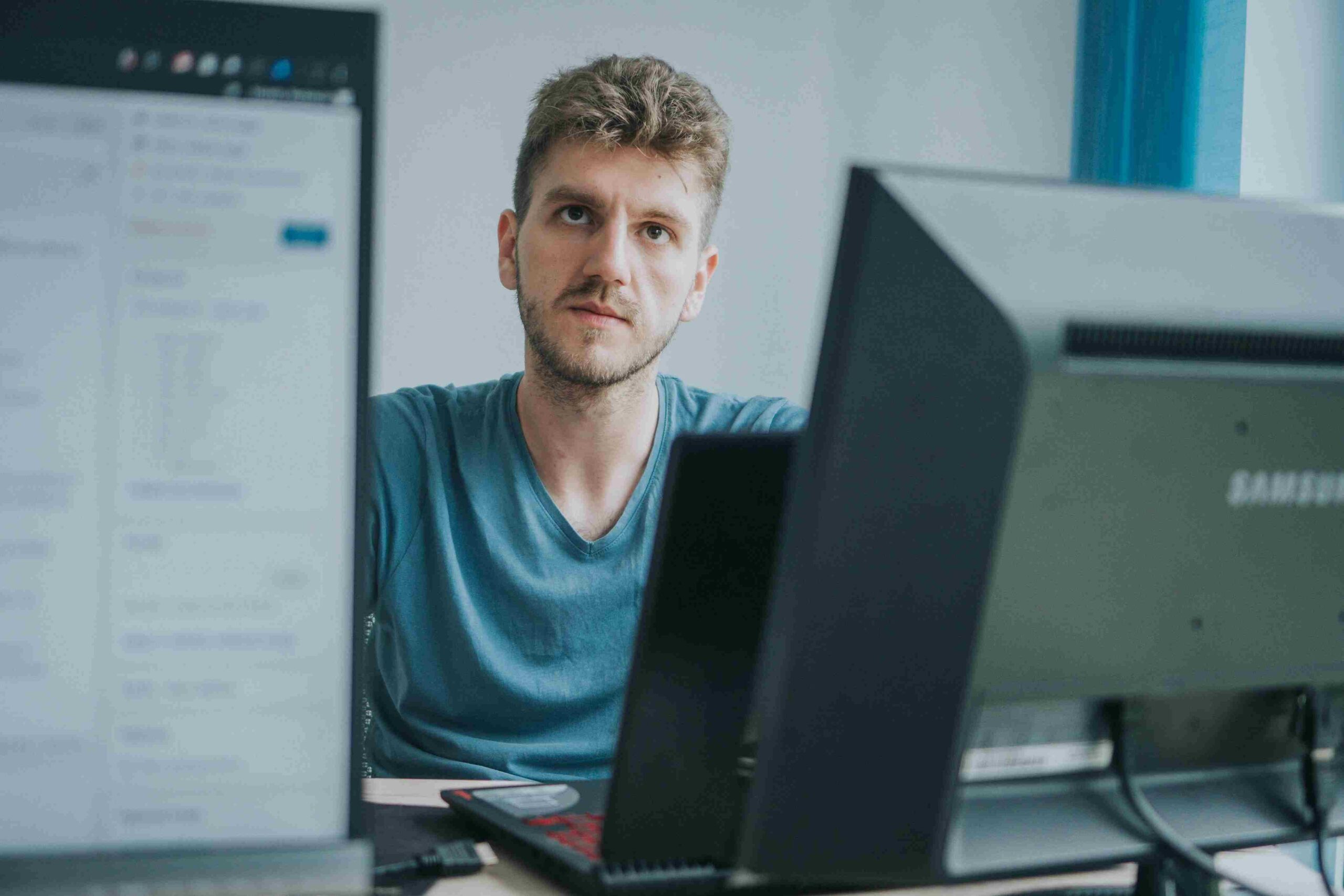 Programer radi na izradi web sajta na računaru