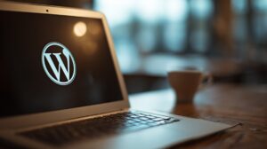 Laptop sa WordPress logotipom na ekranu