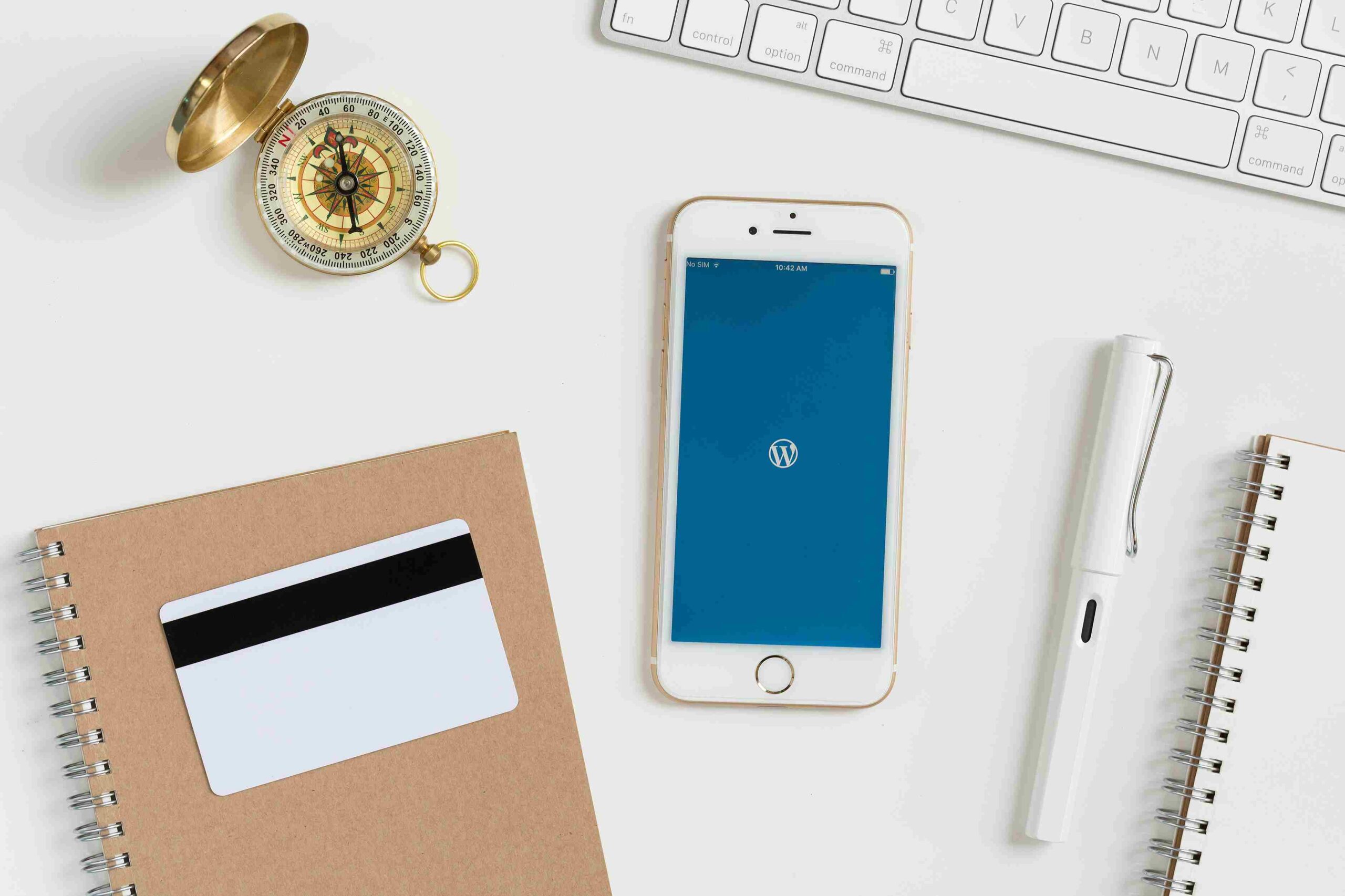 Pametni telefon sa WordPress aplikacijom na radnom stolu