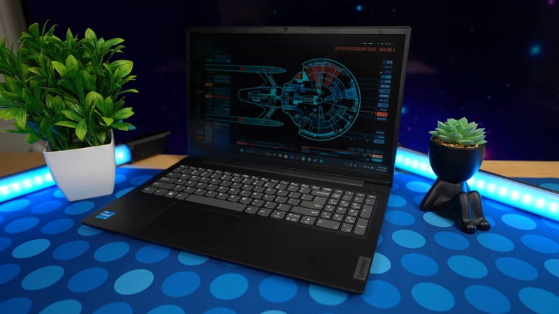 Lenovo V15 Gen 4 laptop na stolu