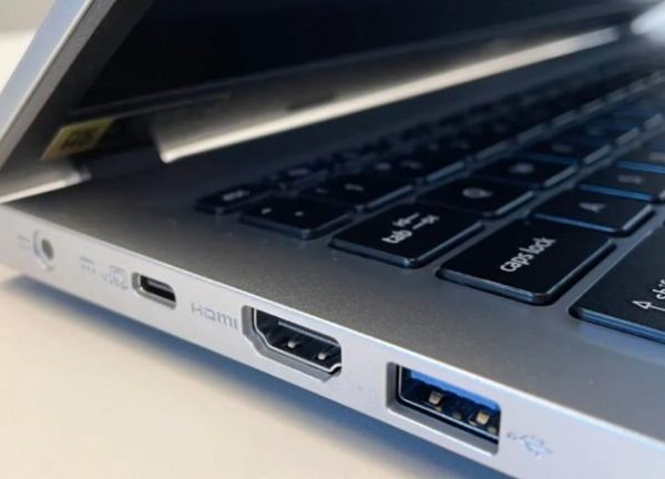 prikaz laptopa poluotvorenog