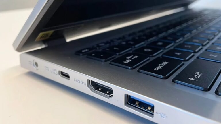 prikaz laptopa poluotvorenog