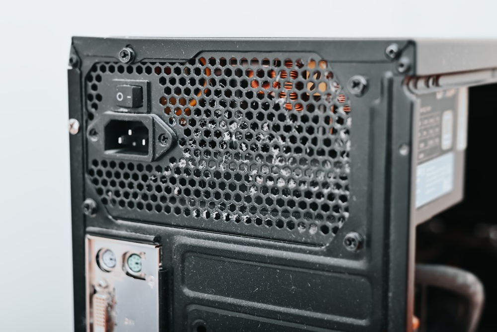 Zadnja strana PC napajanja sa ventilatorom i priključkom za kabl